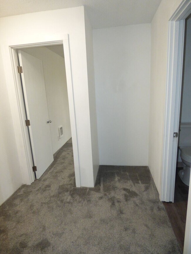Foto del edificio - Rent Special: 1/2 Off May's Rent - 2 bed Townhome
