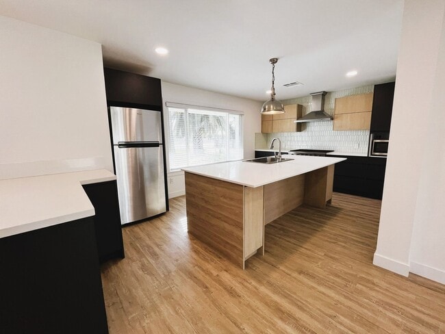 Building Photo - Luxurious Country Living Near the City – 4...