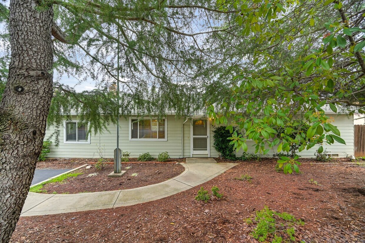 Foto principal - Charming 3 Bedroom, 2 Bath Home Close to Town