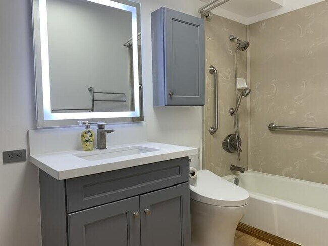 Foto del edificio - 3 Bed/2 Bath/1 Parking - Waikiki - Kitchen...
