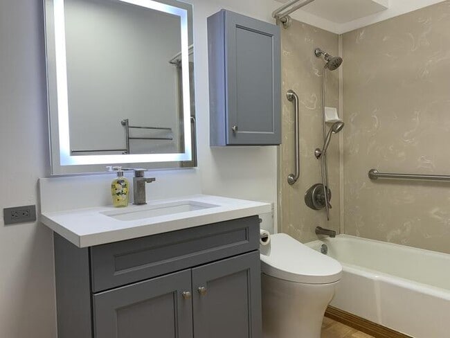 Building Photo - 3 Bed/2 Bath/1 Parking - Waikiki - Kitchen...