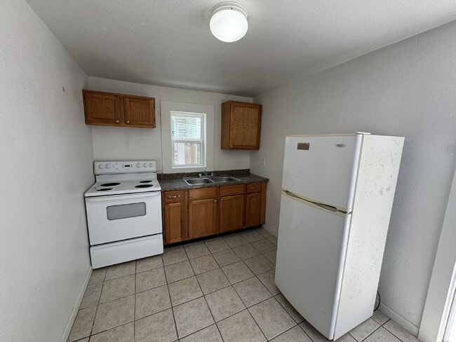Building Photo - Spacious, quiet downstairs unit in heart o...