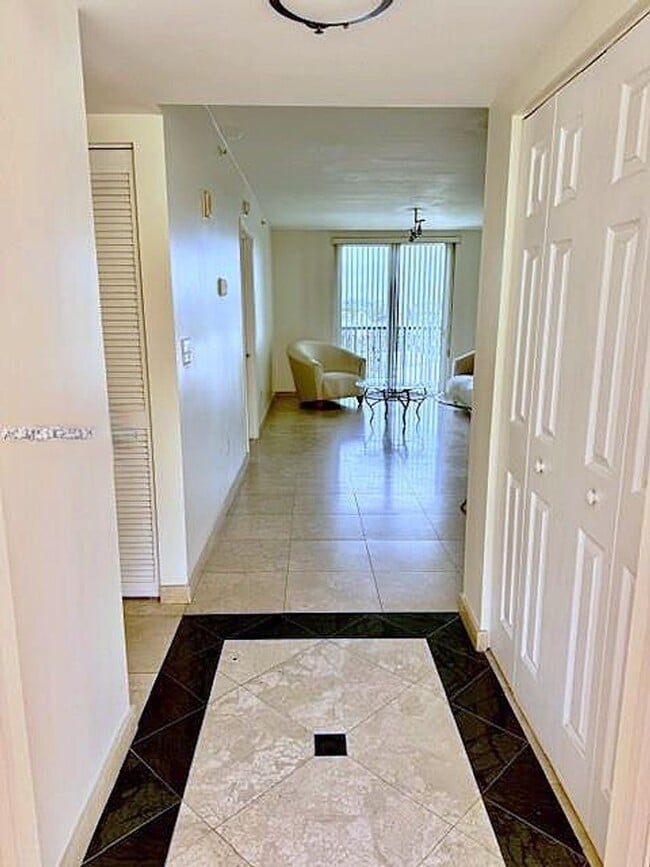 Foto del edificio - 8888 Collins Ave