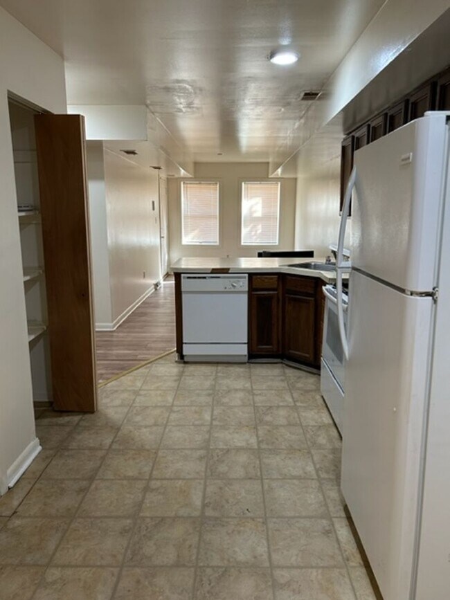 Building Photo - Great 1 Bedroom / 1 Bath Apartment in the ...