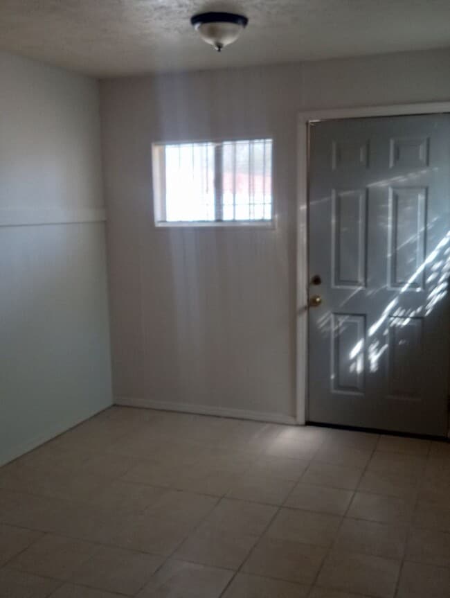 Building Photo - AVAILABLE NOW -1 bed -1 bath - aprox 400 s...