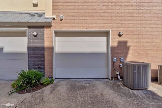 Foto del edificio - 2 br, 2.5 bath  - 1209 Kinney Ave Apt D