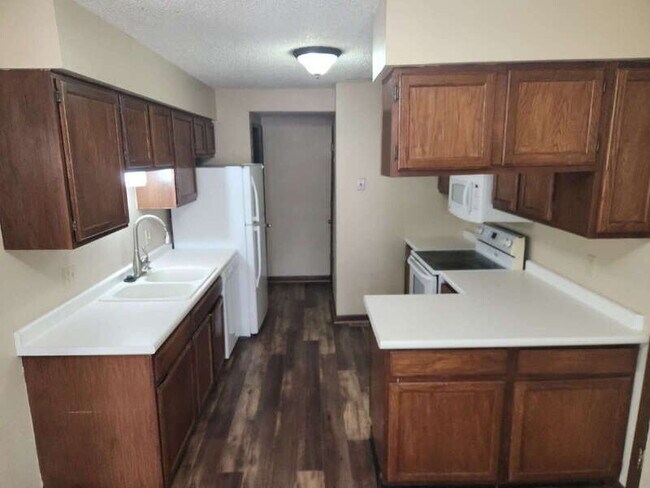 Foto del edificio - 926 Breezewood Cir