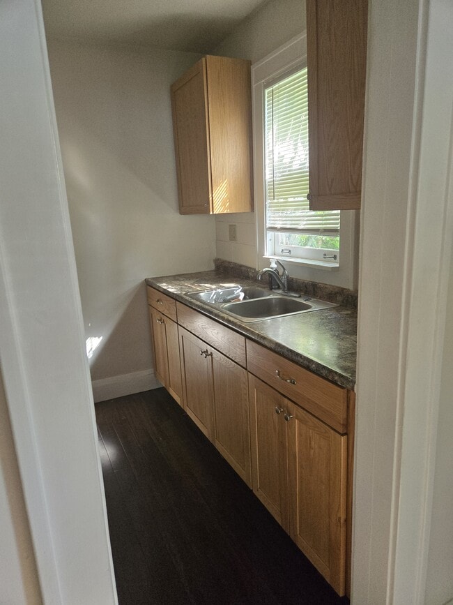 B2 Kitchen northside - Heritage Crest Apartments