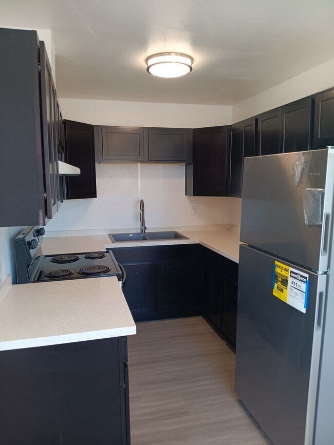 Foto del edificio - RENOVATED 2BD/1BA READY TO RENT!