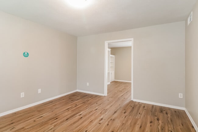 Building Photo - 3310 Ridgehaven St