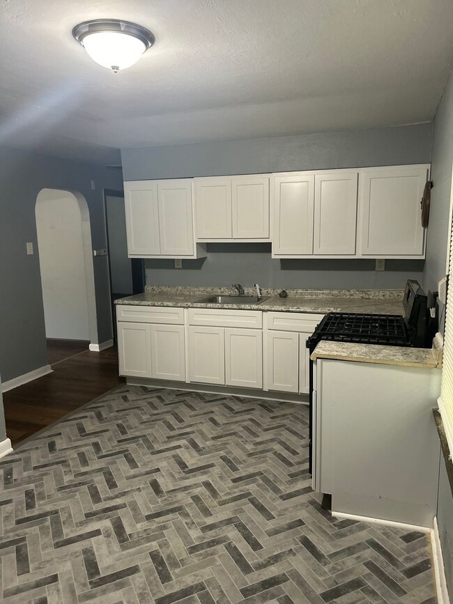 Building Photo - Beautiful Rent Ready 2 Bed 1 Bath Home!