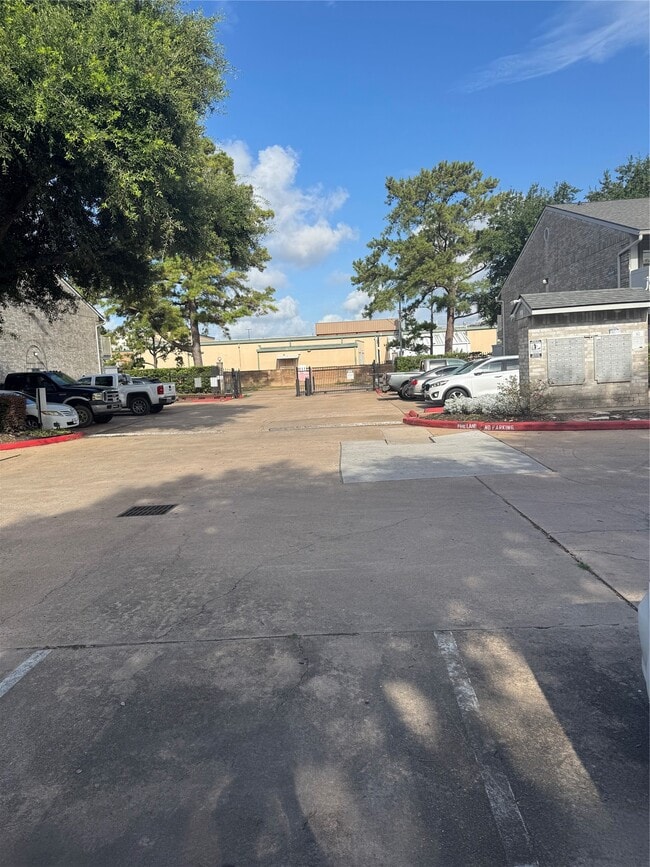Building Photo - 10821 Braes Bend Dr