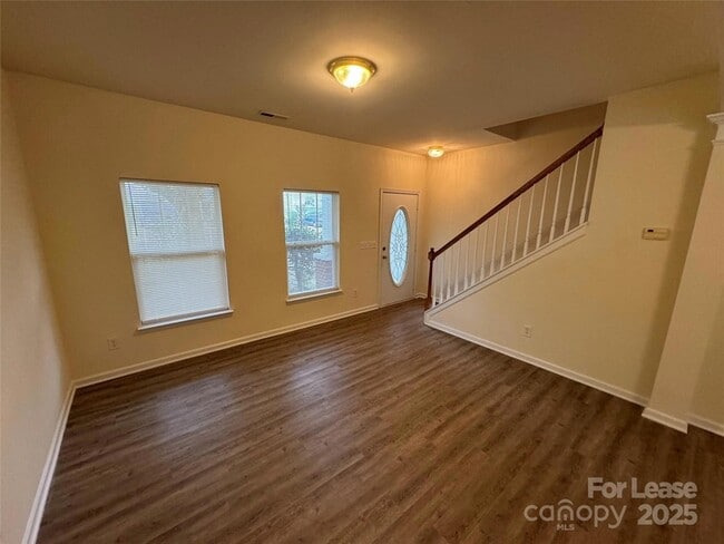 Building Photo - 1420 Ladora Dr