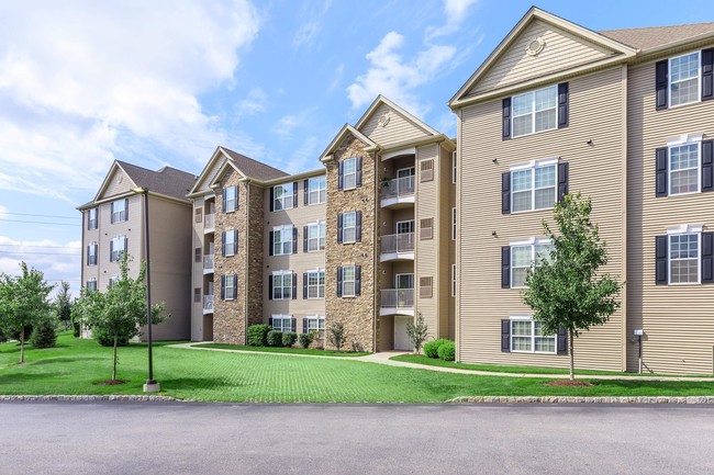 BEAUTIFUL LANDSCAPING - Sterling Parc at Middletown