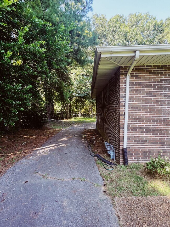 Building Photo - 862 Clematis Dr