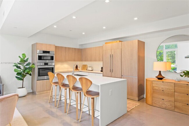Building Photo - 455 NE 39th St