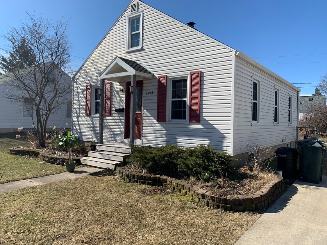 Primary Photo - 3713 Busse St