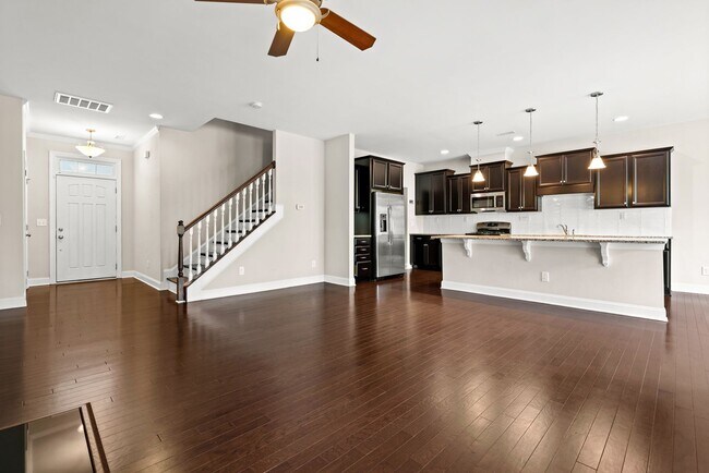 Foto del edificio - Spacious 3bd townhome w/ a bonus room in B...