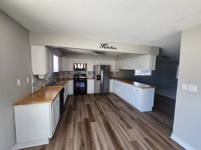 Cocina grande, estufa a gas, refrigerador nuevo y todas las encimeras nuevas. - 4660 NW 62nd Ave