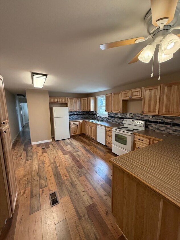 Foto principal - Updated 2 Bedroom, 1 Bath Home – Quiet Inside, Even Next to the Freeway