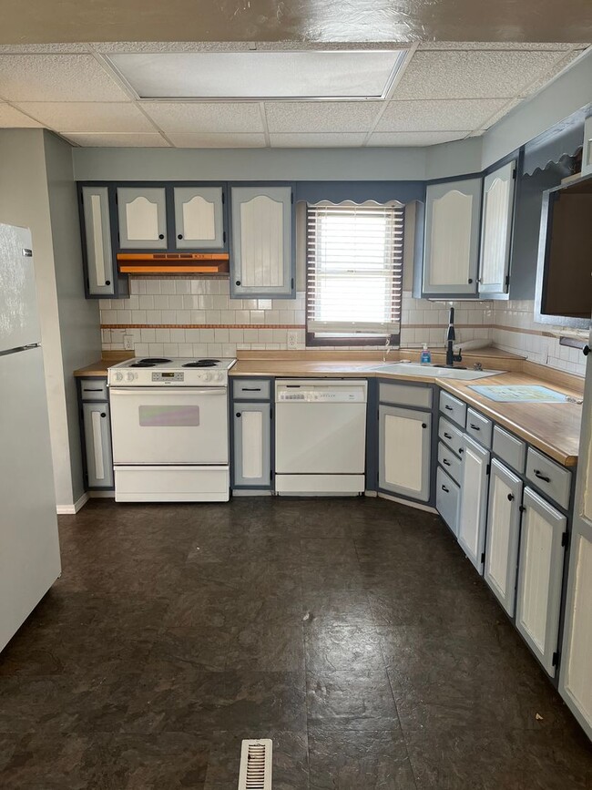 Building Photo - Two Bedroom 1 Bathroom House for Rent!