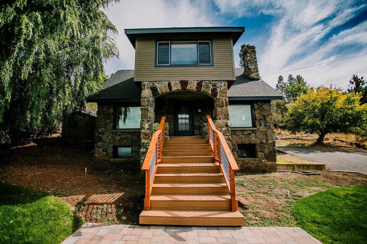 Foto principal - Charming 4-Bedroom Home with Stunning View...