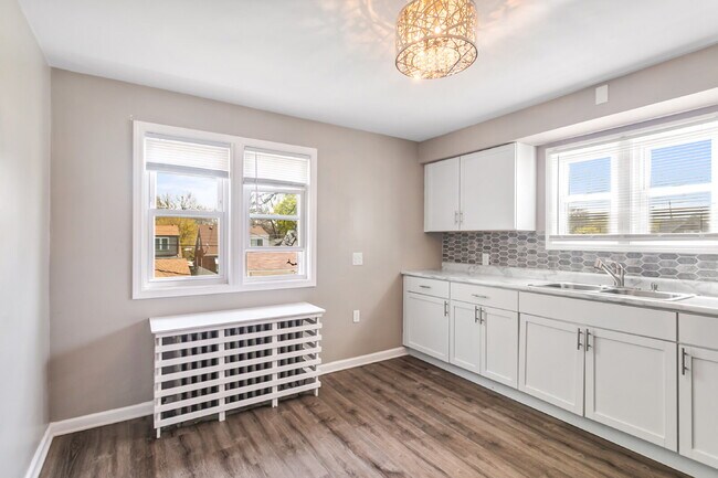 Foto del edificio - This spacious upper unit features 2 comfortable bedrooms with carpeting