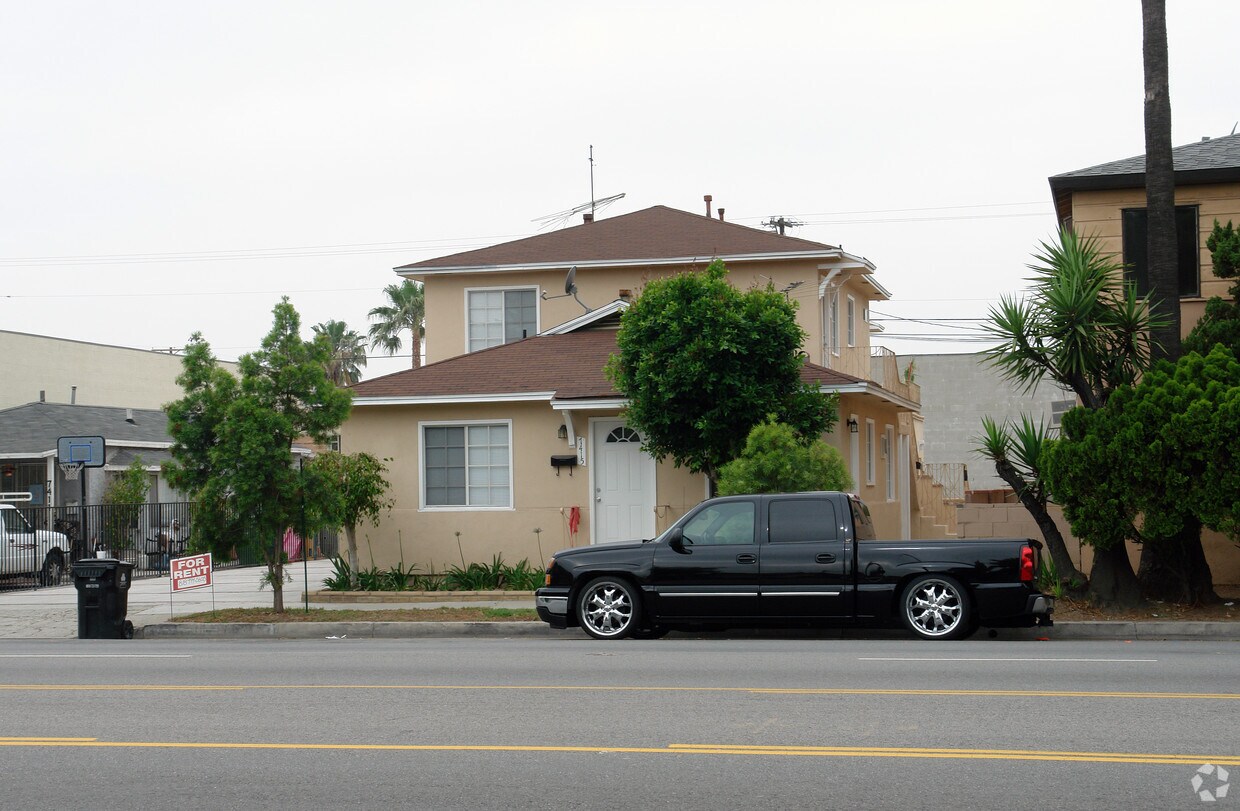 Building Photo - 7415 Woodley Ave