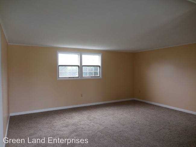 Building Photo - 402 Maple St