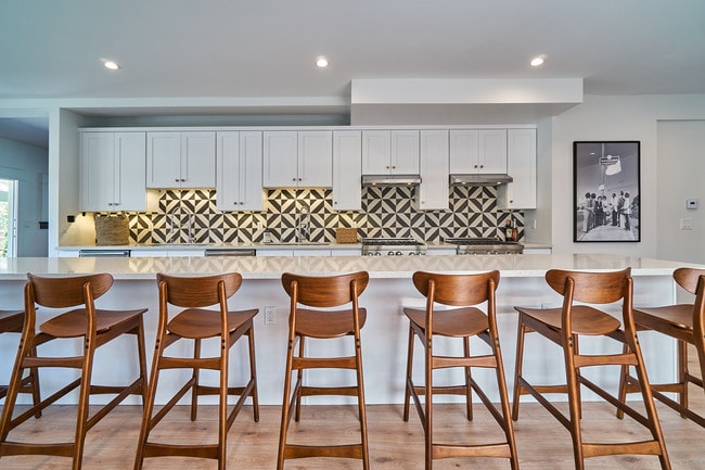 Building Photo - 152 S Serrano-2A