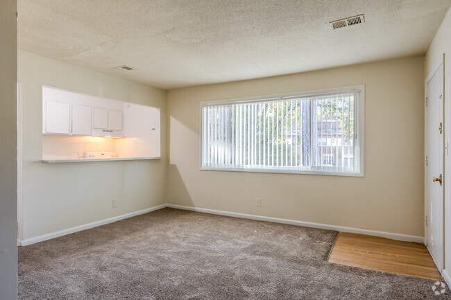 1BR, 1BA - 670SF - Living Room - Clarkston Oaks Apartments