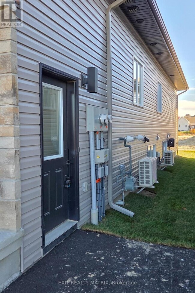 Building Photo - 542 Angèle St