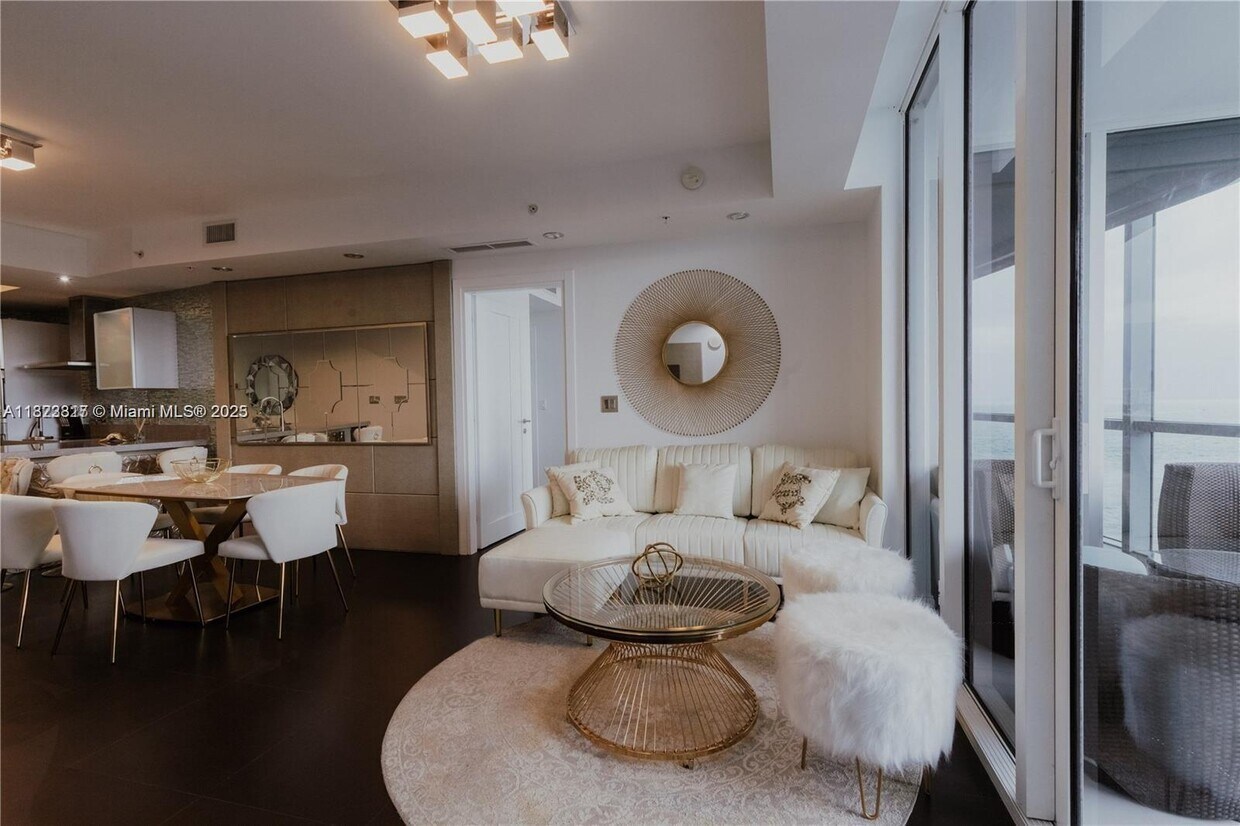 Foto principal - 18201 Collins Ave
