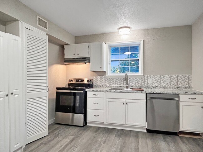 Foto del edificio - 1 Bedroom - Downstairs Duplex in Canyon Lake - Hill Country Views