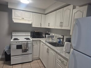 Building Photo - 789 Fable Cres