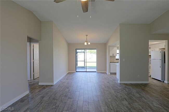 Foto del edificio - 629 SW Santa Barbara Pl