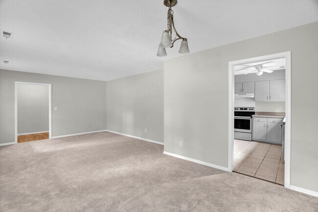 Building Photo - 3 Bedroom, 2 Bathroom House in Greensboro