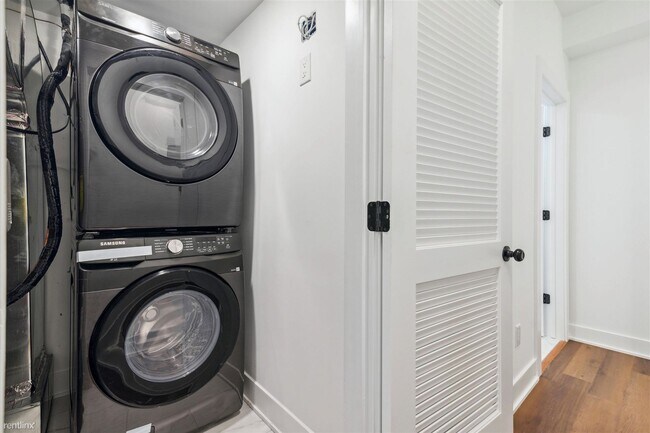 Foto del edificio - 2 br, 1 bath Triplex - 2554 FRANKFORD AVE ...