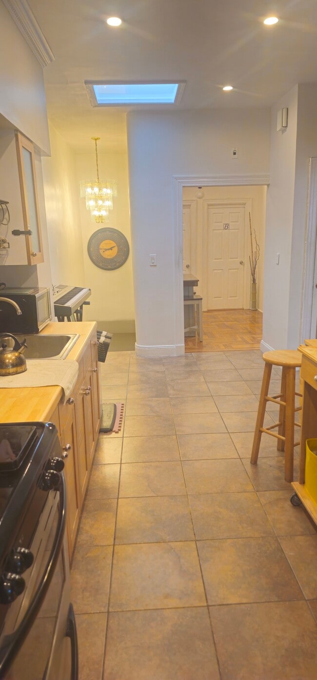Building Photo - 1954 Powell Ave