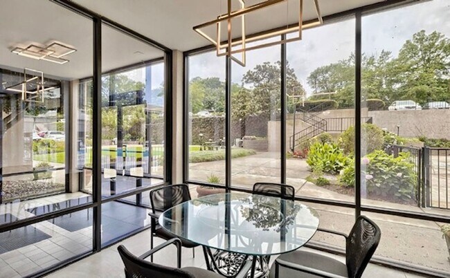 Foto del edificio - Newly Renovated Condo Located In Highly Desirable Area Of Forest Acres!