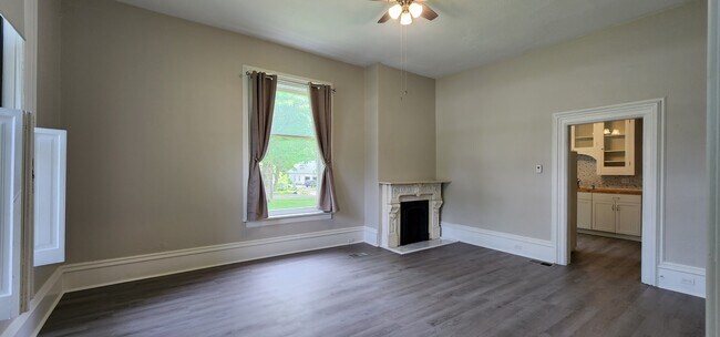 Living Rm - 515 Maple St