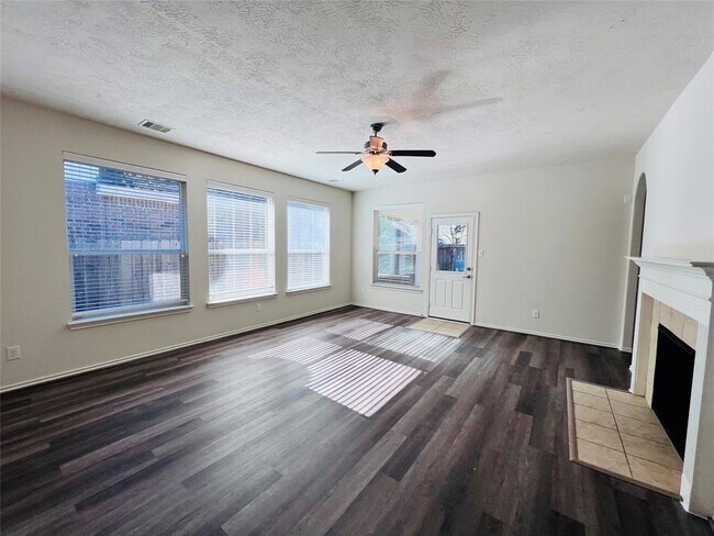 Foto del edificio - 6118 Summerfield Glade Ln