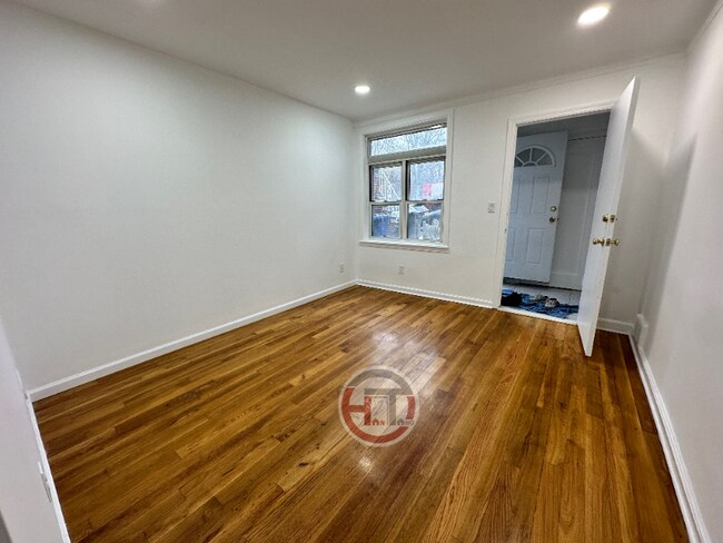 Foto del edificio - 1650 Jarvis Ave