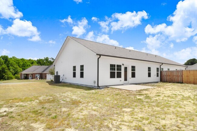 Building Photo - DRAKE ESTATES 3 BR | 2 BA Townhome w/ 2-Ca...
