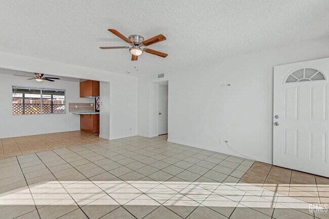 Foto del edificio - Beautifully Updated 3 Bedroom Home with Pool, Spacious Backyard & 2-Car Garage!