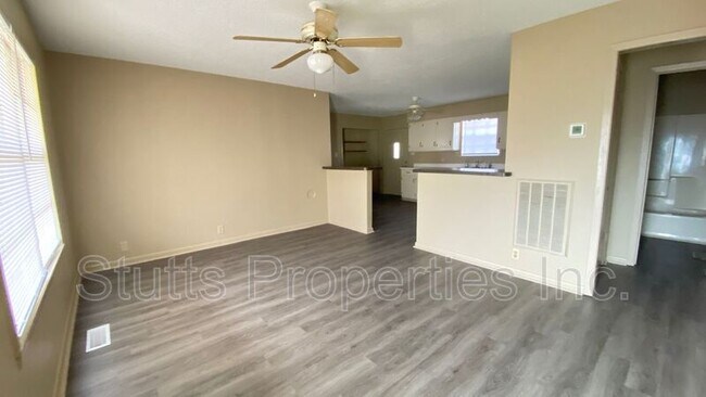 Building Photo - 305 River Rd