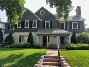 Building Photo - 2225 E Woodstock Pl