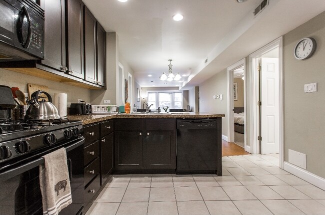 Building Photo - 2124 N Lorel Ave