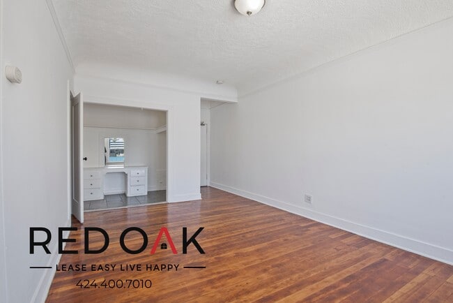 Building Photo - ~1 Month FREE~ Cozy and Bright Top Floor S...