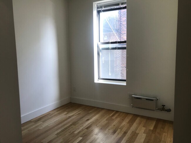 Building Photo - 332 E 18th St